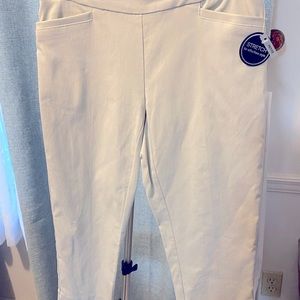 Women’s Apt 9 NWT stretch Capris